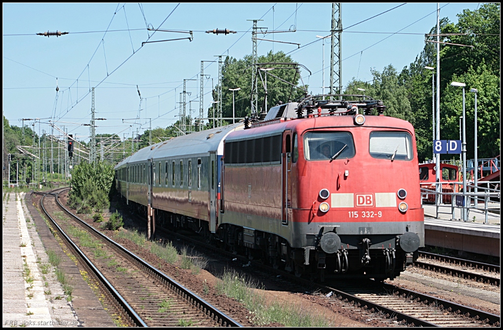 DB 115 332-9 kommt auf Gleis 7 mit dem D 443 nach Moskau und setzt die Lok um (gesehen Berlin Wannsee 03.06.2010 - Update: 04/2012 in Bln.-Rummelsburg zA; 09/2012 in Dortmund Bbf zA; 24.09.2012 nach Eschweiler �berstellt)