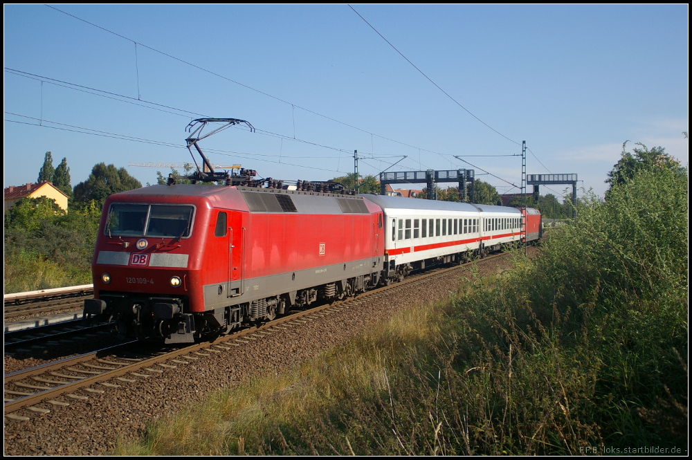 DB 120 109-4 mit einem IC nach Bln.-Lichtenberg am 13.09.2012 in Berlin Bornholmer Strae. Am Ende luft 101 049-5 kalt mit
<br><br>
Update: 2015 in Mnchen z; 11.12.2015 in Mnchen ++