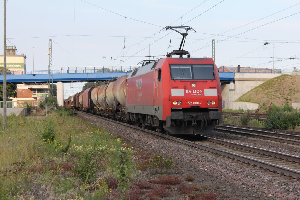 DB 152 088-1 mit Gemischten G�terzug am 27.07.2011 durch f�hrt den Bahnhof Tostedt.
