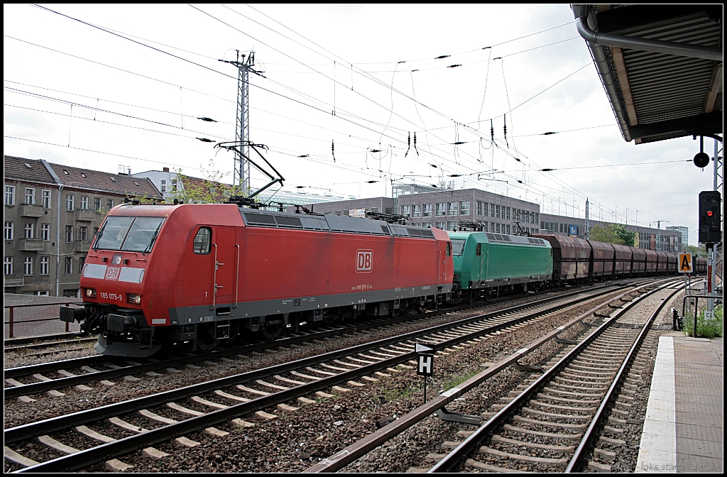 DB 185 075-9 in Doppeltraktion mit DB Schenker 145 096-4 und einem Tds-Wagenzug (NVR-Nummern 9180 6185 075-9 D-DB und 9180 6145 096-4 D-ATLD, gesehen Berlin K�penick 21.05.2010)