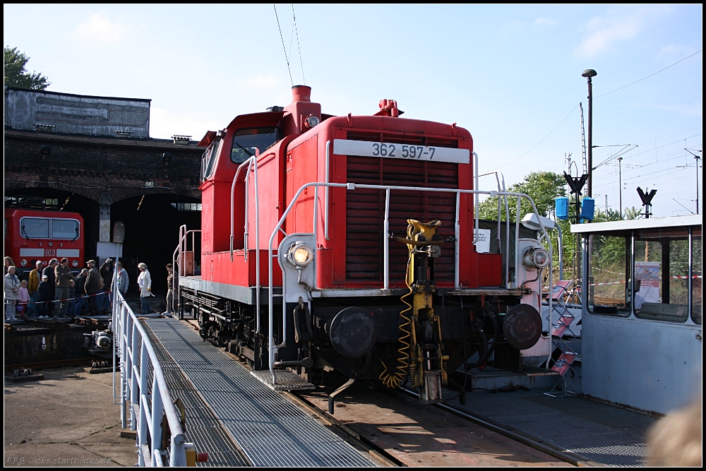 DB 362 597-7 stellt sich auf der Drehscheibe den interessierten Besuchern zur Schau (Bahnhofsfest Berlin-Lichtenberg 03.10.2010)