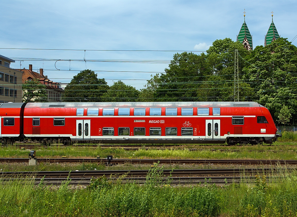 DB Doppelstocksteuerwagen 50 80 80 - 35 301-6 Dbbzfa 761.2, als Steuerwagen der RB nach Offenburg, hier am 25.05.2012 bei der Einfahrt in den Hbf Freiburg im Breisgau.