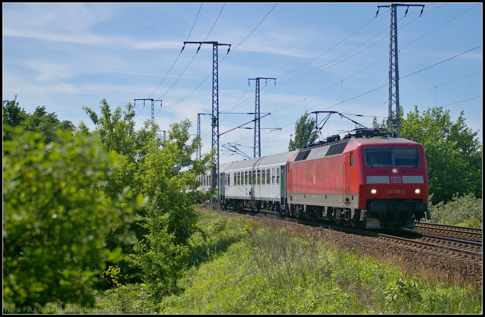 DB Fernverkehr 120 138 mit einem Partyzug von Paris Est nach Berlin Hauptbahnhof und weiter zur Abstellung nach B.-Grunewald. Der Zug bestand aus sechs Milit�rbegleitwagen und einem Club-Wagen von DB Fernverkehr (gesehen 05.06.2013 Berlin Wuhlheide)
<br><br>
Update: ++ 10.04.2018 bei Fa. Bender, Opladen
