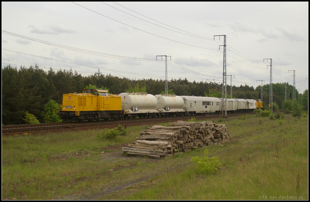 DB Netz 203 308-2 zieht einen Spritzzug, am Ende läuft 203 311-6 (gesehen 10.05.2012 Berlin Wuhlheide)