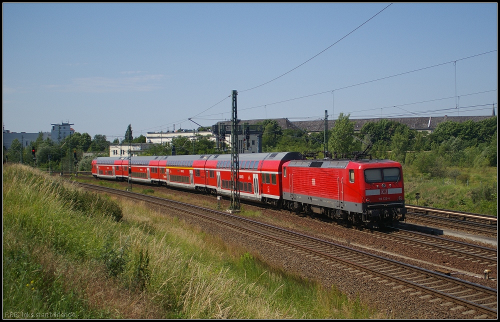 DB Regio 112 133-4 schiebt den RE5 am 18.06.2012 nach Bln.-S�dkreuz