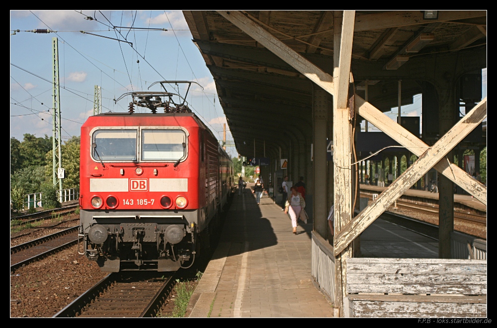 DB Regio 143 185-7 nach Magdeburg Hbf (gesehen Magdeburg Neustadt 19.08.2010)
<br>
- Update: ++ 23.01.2018 bei Bender, Opladen