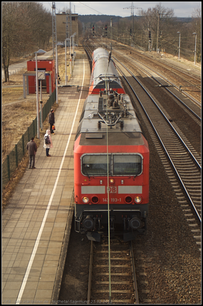 DB Regio 143 193-1 auf das Dach geschaut. In Nuthetal-Saarmund mit der RB22 Sch�nefeld Flughafen am 25.02.2012 aus Potsdam kommend unterwegs