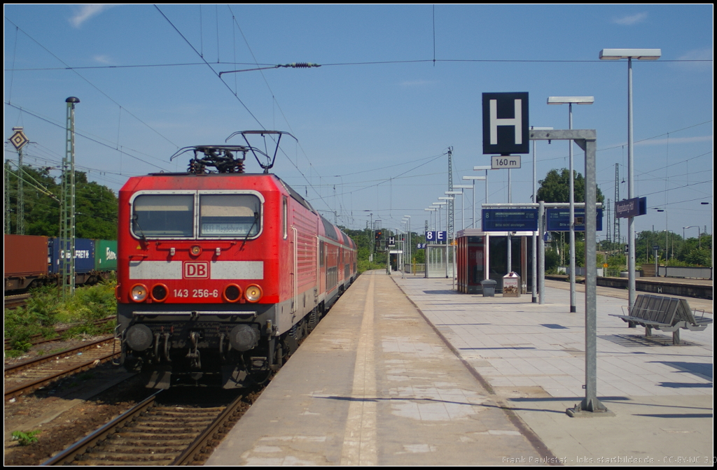 DB Regio 143 256-6 mit dem RE13 Magdeburg Hbf am 16.07.2013 in den Endbahnhof zum Kopfmachen
<br><br>
- Update: ++ 10.2018 bei Fa. Bender, Opladen