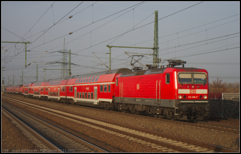 DB Regio 143 816-7 mit dem RE Leipzig Hbf (gesehen Halle Messe 26.11.2011)