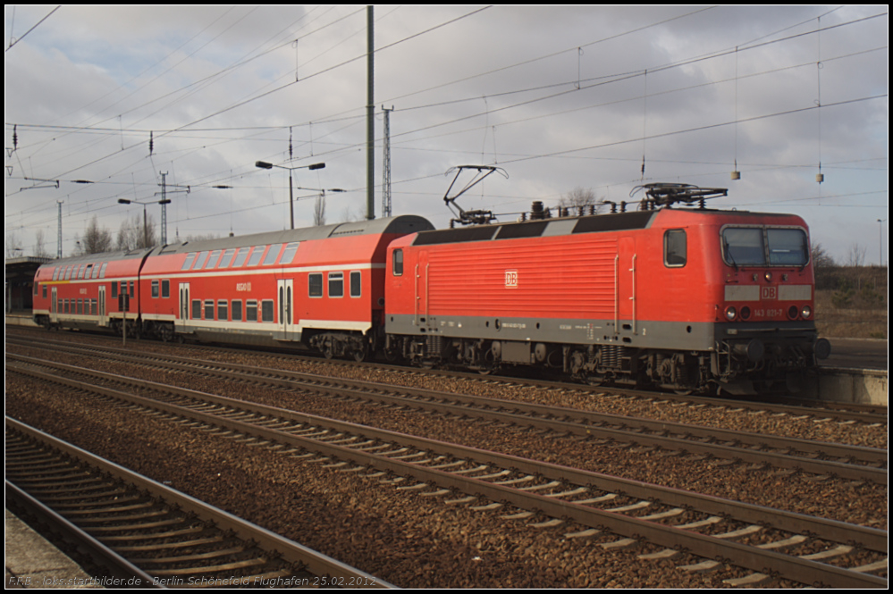 DB Regio 143 821-7 mit der RB14 nach Senftenberg am 25.02.2012 in Berlin Sch�nefeld-Flughafen.