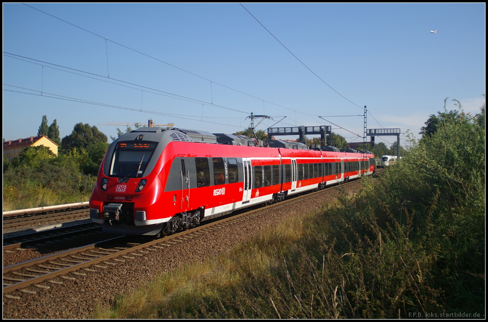 DB Regio 442 316 als RE5 am 13.09.2012 nach Berlin Hauptbahnhof in Bln. Bornholmer Stra�e. Auf dem Nebengleis kommt ICE Tz 1174 angefahren. Und oben rechts ist noch ein Billigflieger im Anflug auf TXL.