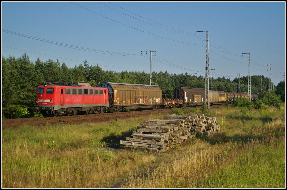 DB Schenker 140 569 mit einem gemischtem G�terzug am 06.07.2013 in der Berliner Wuhlheide