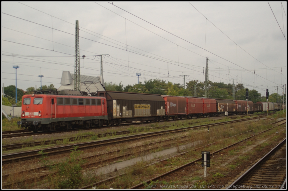 DB Schenker 140 716-2 mit einem gemischten Güterzug am 09.09.2011 in Magdeburg Hbf