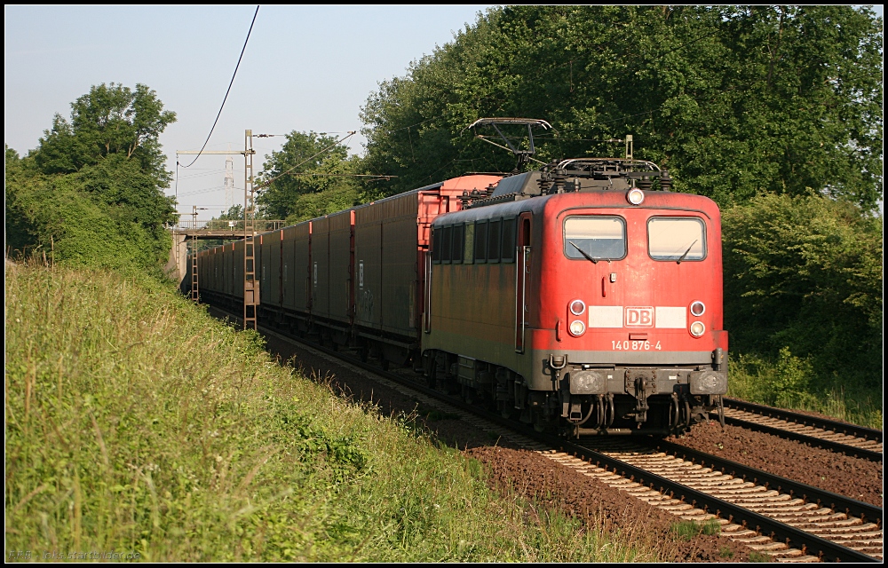 DB Schenker 140 876-4 und DB-G�terwagen (gesehen Lehrte-Ahlten b. Hannover 24.06.2010 )
<br><br>
- Update: am 27.10.2010 z-gestellt, 11/2011: Verkauf an EGP