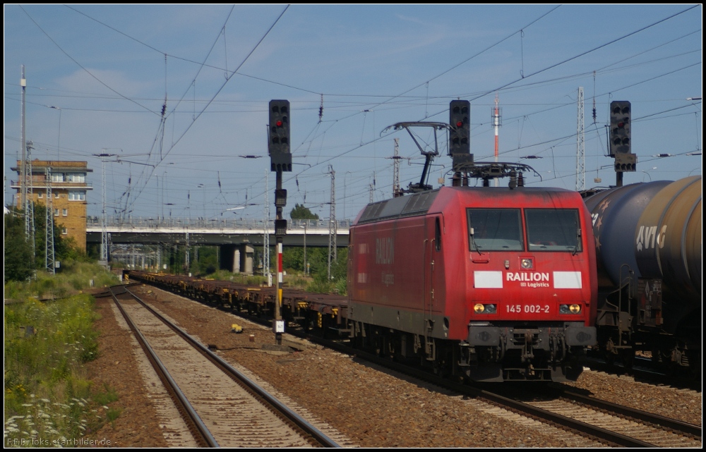 DB Schenker 145 002-2 mit leeren Containertragwagen am 23.07.2012 in Berlin Sch�nefeld Flughafen