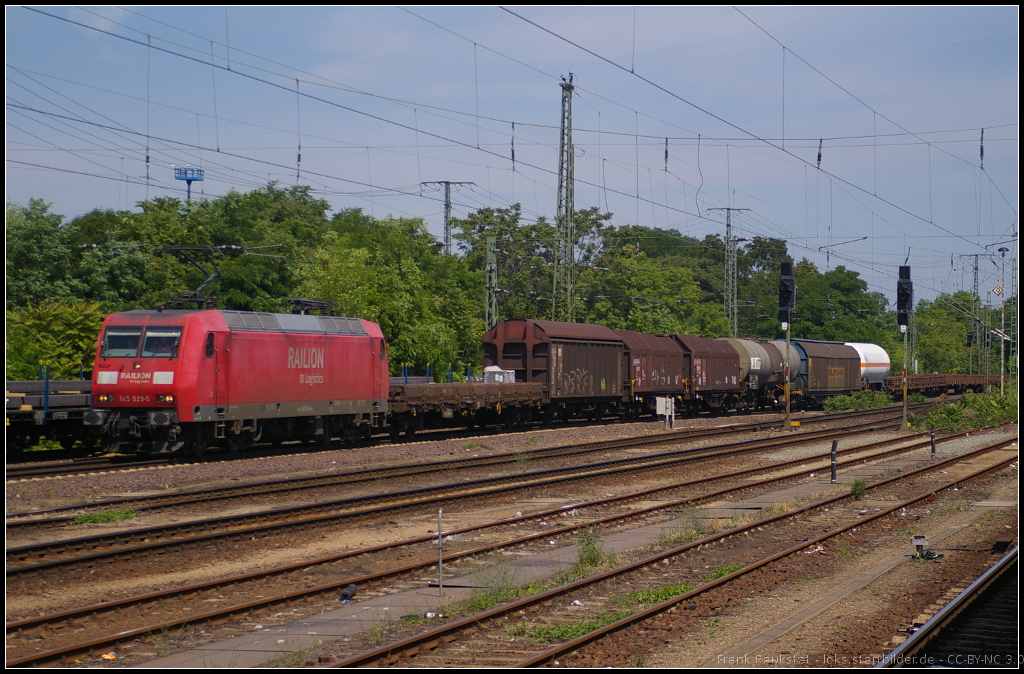 DB Schenker 145 029-5 mit einem gemischtem G�terzug am 16.07.2013 in Magdeburg