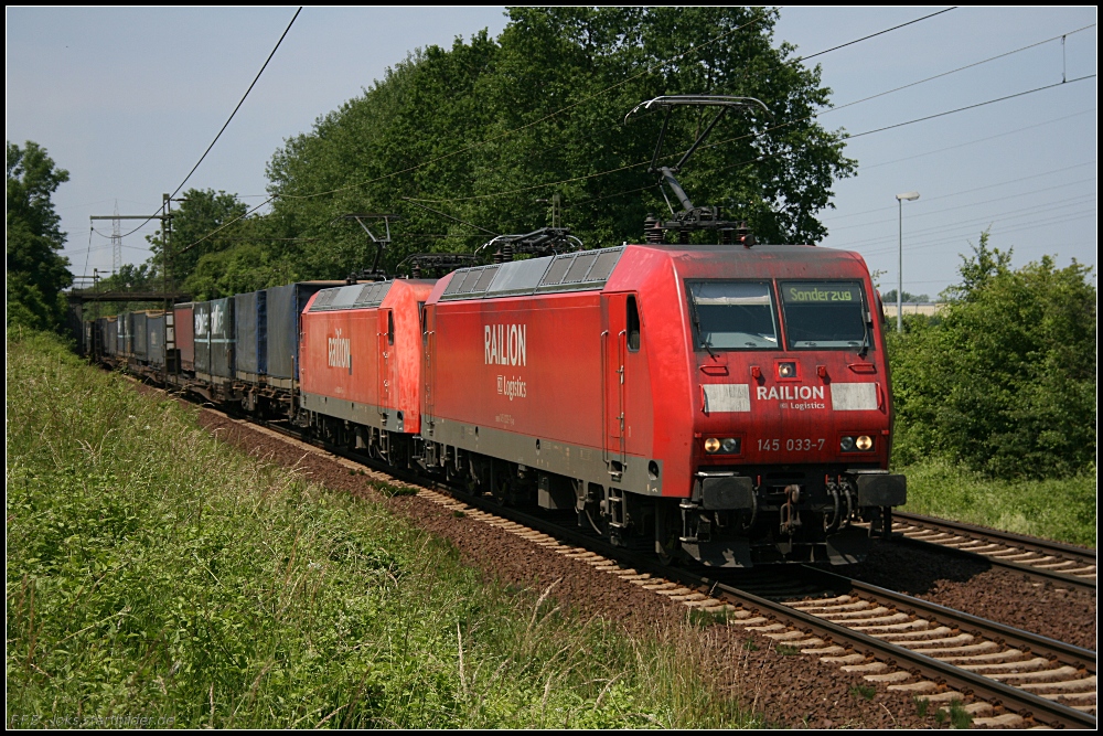 DB Schenker 145 033-7 in Traktion mit einer Schwesterlok und Wechselpritschen (NVR-Nummer 91 80 6145 033-7 D-DB, gesehen Lehrte-Ahlten b. Hannover 24.06.2010)