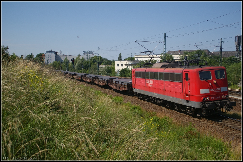 DB Schenker 151 149-2 mit Stahlbrammen am 18.06.2012 in Berlin Bornholmer Stra�e