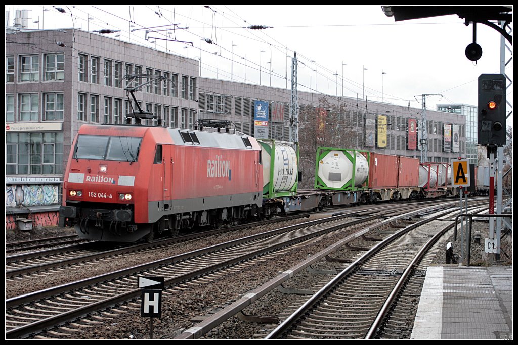DB Schenker 152 044-4 mit Container in Berlin K�penick, 13.03.2010