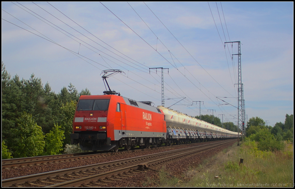 DB Schenker 152 082-4 mit CEMEX-Zementwagen der Gattung Uacs 4-451.-2 am 19.07.2013 in der Berliner Wuhlheide