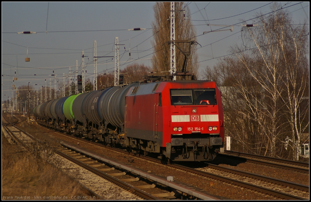 DB Schenker 152 154 mit einem Kesselzug am 04.03.2013 H�he Berlin-Karow