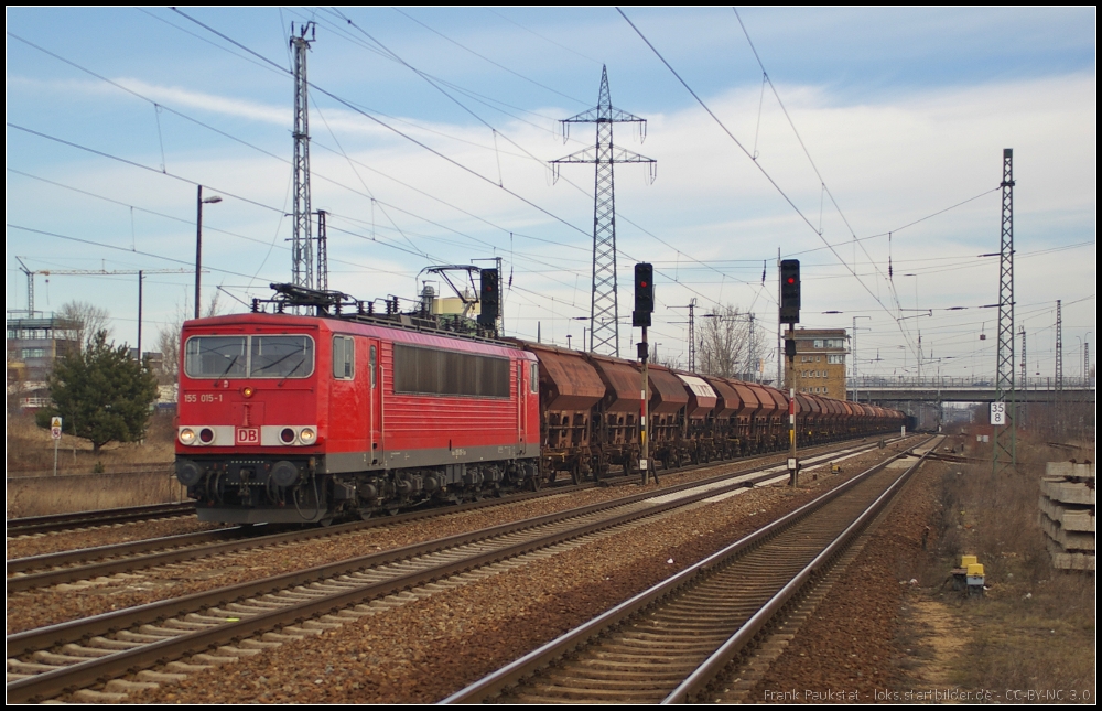 DB Schenker 155 015-1 mit Sch�ttgut am 02.03.2013 in Berlin Sch�nefeld Flughafen