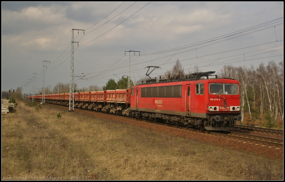 DB Schenker 155 070-6 am 17.04.2013 mit Fans-Wagen in der Berliner Wuhlheide
<br><br>
Upgrade: 08/2013 mit unbekanntem Standort z; 05/2015 in Rostock-Seehafen z; ++ 07.09.2015 in Opladen