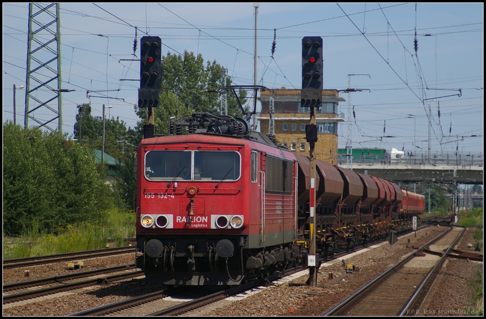 DB Schenker 155 132-4 mit einem Schotterzug am 23.07.2012 in Berlin Sch�nefeld Flughafen