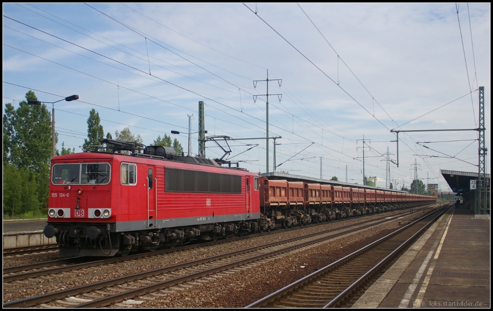 DB Schenker 155 134 mit Fans-Wagen am 19.06.2012 in Berlin Schnefeld Flughafen