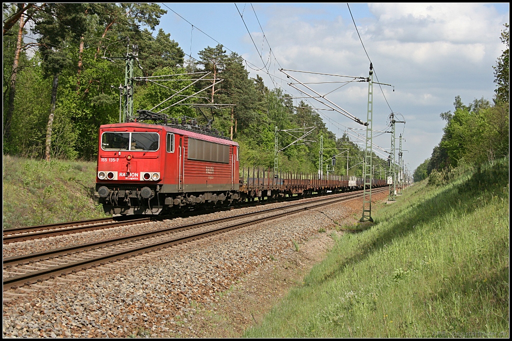 DB Schenker 155 135-7 mit Rungenwagen Richtung Berlin (Gr�nheide Fangschleuse 25.05.2010)