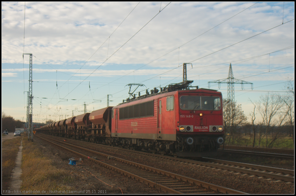 DB Schenker 155 148-0 und Sch�ttgutwagen am 25.11.2011 in Nuthetal-Saarmund