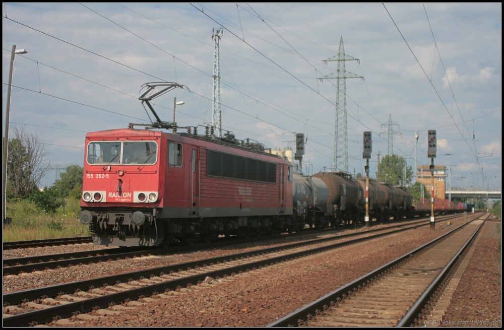 DB Schenker 155 202-5 mit einem gemischtem Güterzug in Berlin Schönefeld Flughafen 10.07.2011
<br><br>
Upgrade: Verschrottet in Opladen am 17.03.2015