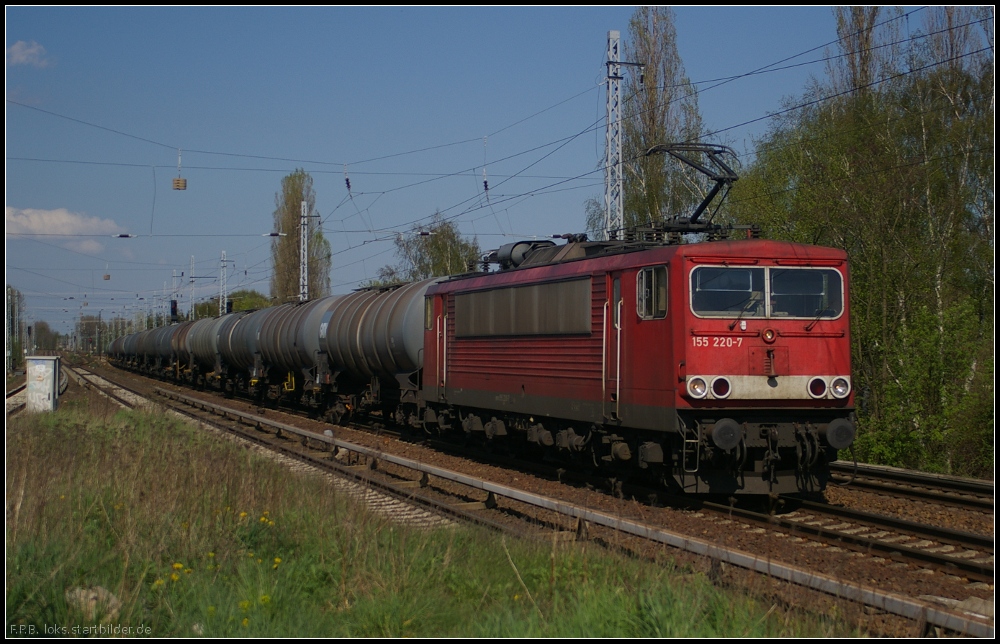 DB Schenker 155 220-7 mit Kesselzug am 27.04.2012 in Berlin-Karow
<br><br>
- Update: ++ 28.10.2014 bei Fa. Bender, Opladen