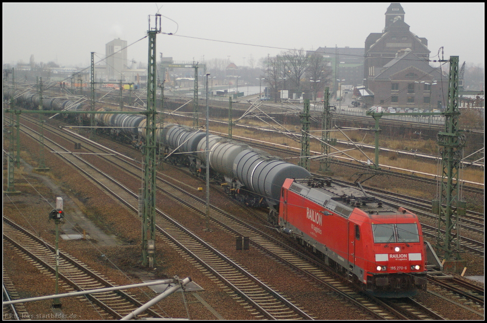 DB Schenker 185 270 mit Kesselwagen am nebligen 20.12.2012 in Berlin Westhafen.