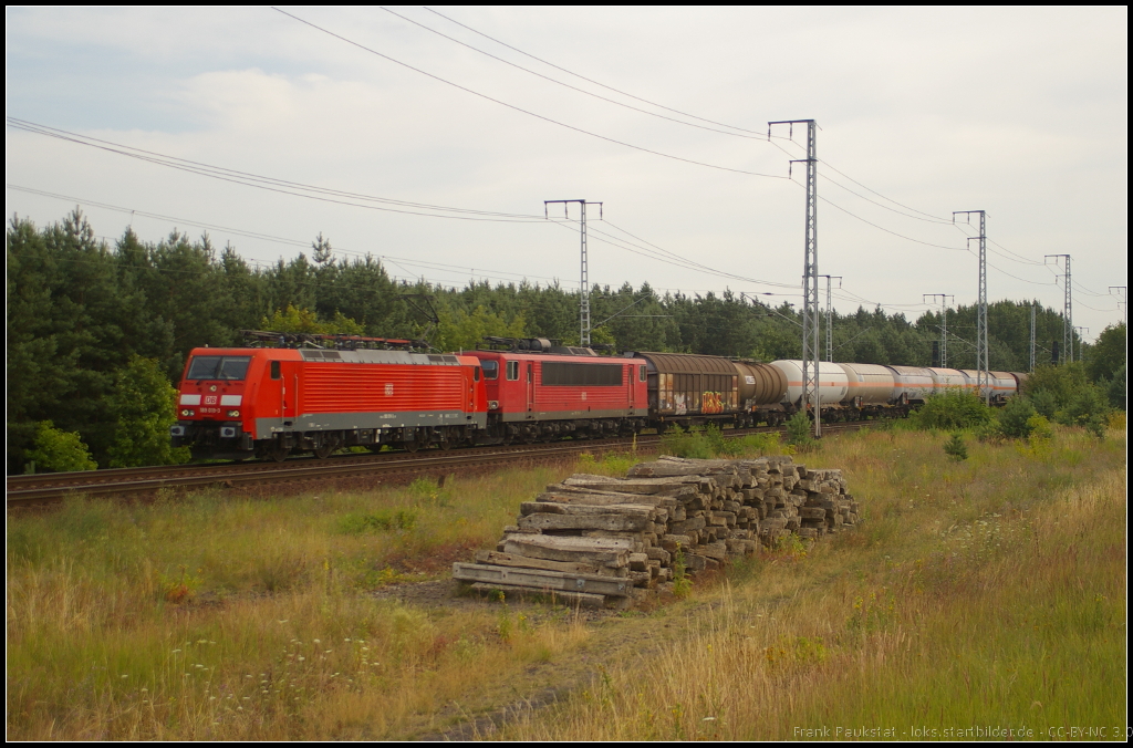 DB Schenker 189 019-3 und als Wagenlok 155 036-7 mit einem Druckkesselwagen-Zug am 19.07.2013 in der Berliner Wuhlheide