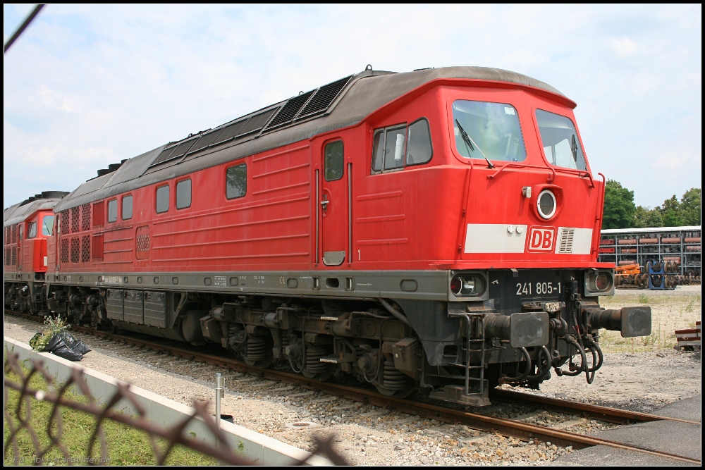 DB Schenker 241 805-1 steht auf einem Seitengleis des Betriebswerks (NVR-Nummer 92 80 1241 805-1 D-DB, Remotorisierung mit Kolomna Dieselmotor vom Typ 2-5D49, Güterzugvariante mit 4000 PS Leistung, ex DR 132 284-1, ex DB 232 284-0, gesehen Aw Cottbus 30.06.2010)
<br><br>
Update: 05.2009 in Aw Cottbus z; ++ 08.12.2014 in Espenhain (Scholz Recycling GmbH)