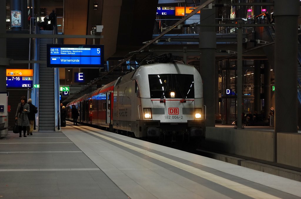 DB Taurus 182 004-2  Porsche  mit dem Warnem�nde Express (RE 38590) in Berlin Hbf (tief). 30.10.2010