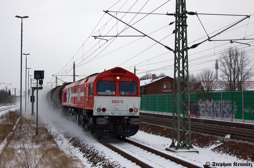 DE672 (266 072-8) HGK - H�fen und G�terverkehr K�ln AG mit einem Kesselzug in Rathenow in Richtung Wustermark unterwegs. Netten Gru� an den Tf! 09.02.2012