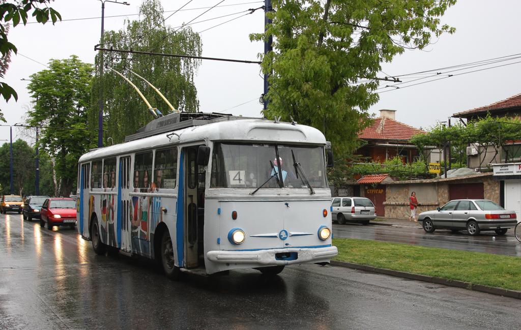 Der alte O-Bus in Pazardzik in Bulgarien war mir, als er n�her heran war,
noch ein zweites Foto wert. Nun erkennt man auch die seitliche Beschriftung
bzw. die Aufkleber. Aufnahme am 8.5.2013.