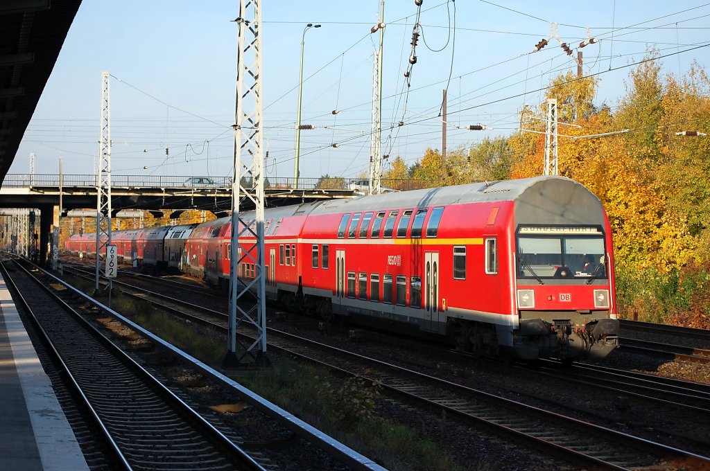 Der Fu�ballsonderzug (RE 33069) zum Ostderby in der 3.Liga Dynamo Dresden gegen Hansa Rostock in Berlin Friedrichsfelde-Ost. Er besteht aus 12x Dostos und geschoben wurde er von der 143 860-5. Der Zug hatte zu diesem Zeipunkt eine Versp�tung von 12 min. 23.10.2010