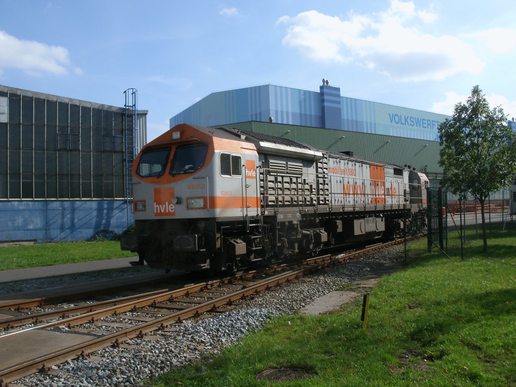 Der hvle Tiger V330.2 kam,am 24.September 2011,auf der Zufahrtsstrecke zum Stralsunder S�dhafen an der Volkswerft vorbei.