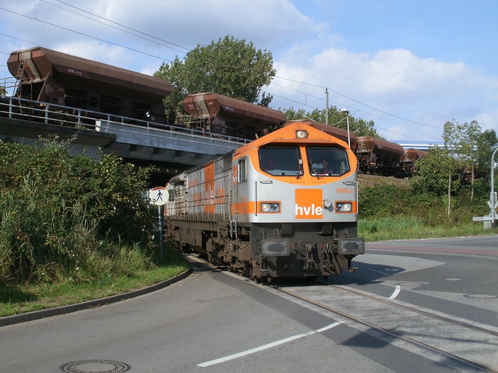 Der hvle Tiger V330.2 unterquerte die Br�cke am R�gendammbahnhof in Stralsund um,am 24.September 2011,zum Stralsunder S�dhafen zukommen.