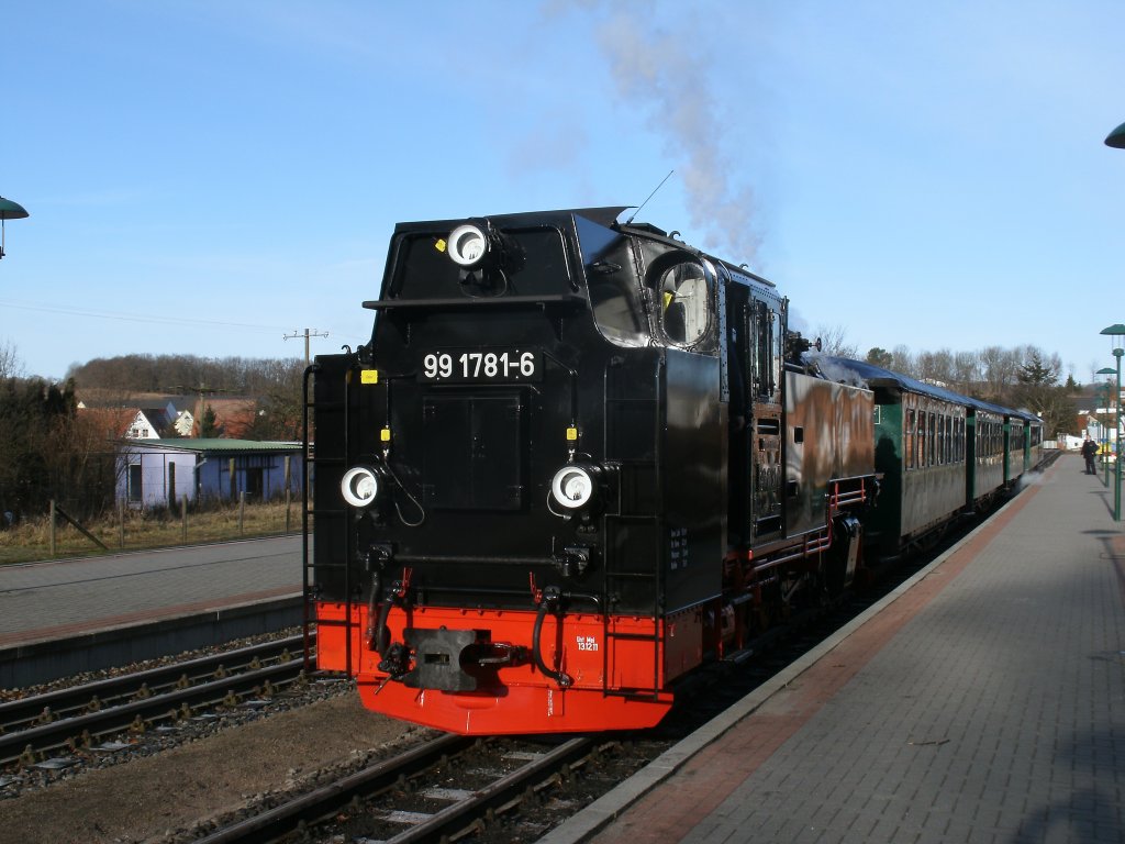 Der letzte Neuzugang beim Rasenden Roland ist schon planmigen Einsatz.Mit dem ersten Zug,von Putbus nach Ghren,stand 99 1781-6,am 03.Mrz 2012,in Binz.