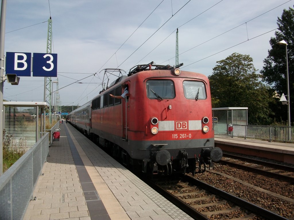 Der Lokf�hrer von 115 261 best�tigte das Abfahrtsignal durch den Zugf�hrer vom UEx 1809 Binz-K�ln am 12.September 2010 in Bergen/R�gen.