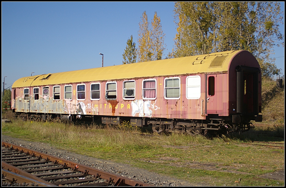 Der MITROPA-Schlafwagenwagen 51 80 70-40 187-3 ist in einem sehr bescheidenen Zustand. Ob der Wagen noch einmal restauriert wird? (gesehen Bw-Fest Lutherstadt Wittenberg 10.10.2010)