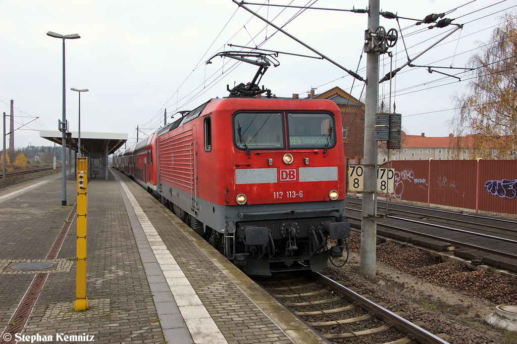 Der RE4 (RE 37325) von Rathenow nach Ludwigsfelde im 112er-Sandwich in Rathenow. Vorne am Steuerwagen die 112 113-6 und hinten schiebte die 112 187-0. Noch genau einen Monat, dann wird die ODEG den RE4 �bernehmen. 09.11.2012