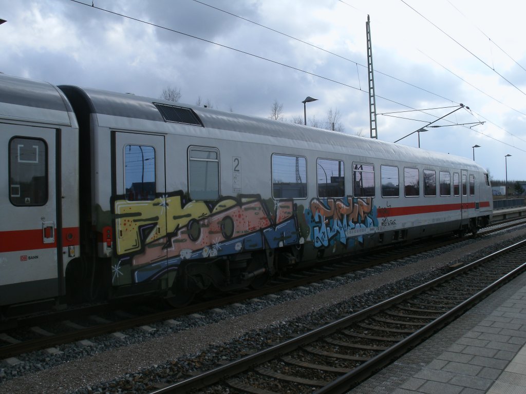 Der Steuerwagen Bpmbdzf 61 80 80-91 163-8 blieb von den Graffitischmierei nicht verschont.Am 14.April 2012 lief der Wagen im IC 2212 Koblenz-Binz am Schlu� mit.Aufnahme in Bergen/R�gen.
