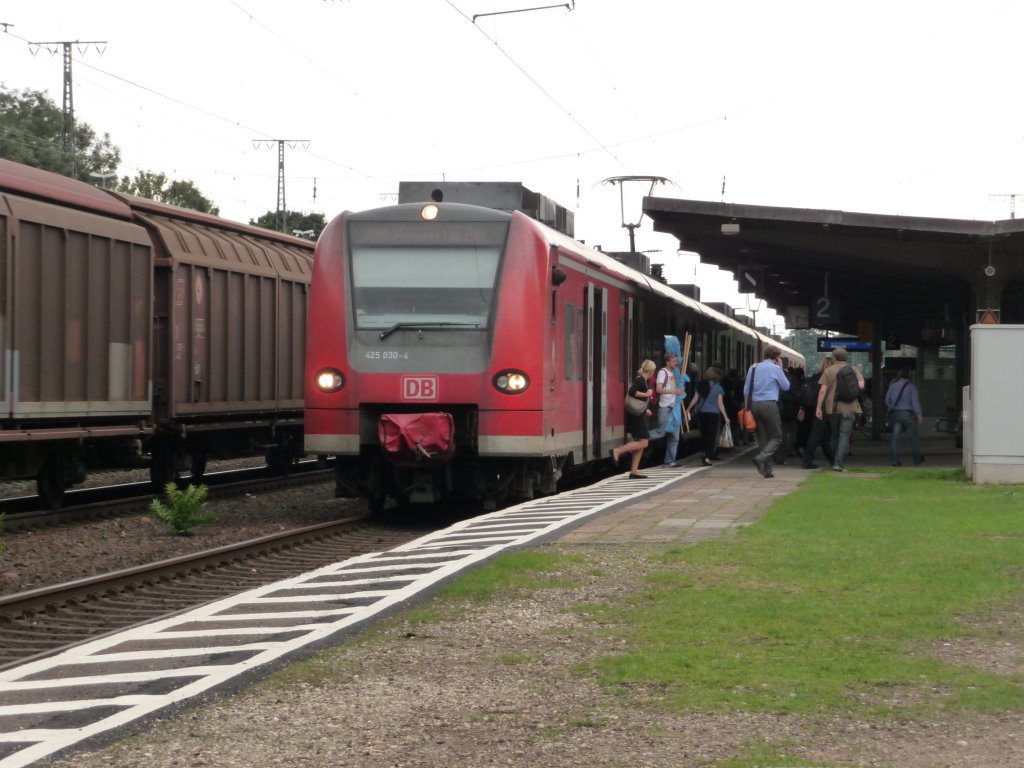 Der verdreckte 425 030 am 08.08.2012 beim Fahrgastwechsel in K�ln-West.
RB48 -> Wupertal Hauptbahnhof