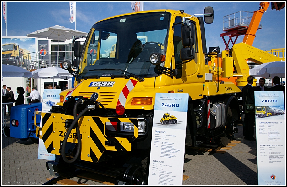 Der ZAGRO Unimog als Baumuster 405103. Er besitzt eine Waggonbremsanlage fr 800 t Anhngelast, Funkfernsteuerung und Farbkamera zum Einspuren (INNOTRANS 2010, gesehen Berlin 23.09.2010)