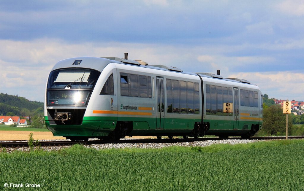 Desiro BR 642 der Vogtlandbahn VT 12 mit Namen   Landkreis Tirschenreuth   als VBG 81116 Regensburg - Weiden, fotografiert auf der KBS 855 Regensburg - Hof bei Zeitlarn am 09.05.2012 --> Ich hatte hier wegen der Spiegelbilder in den Fenstern absichtlich zum Fotografieren die Schattenseite gewhlt.